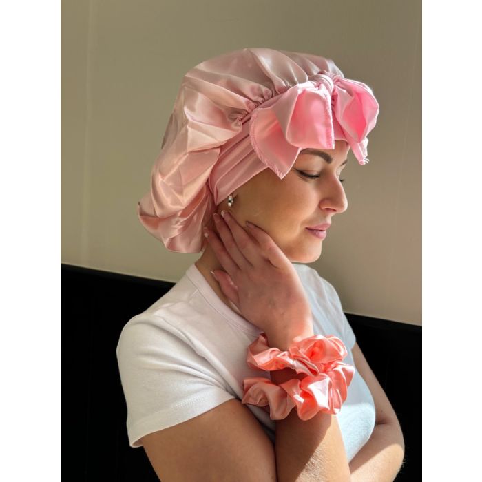 Bonnet en satin rose 