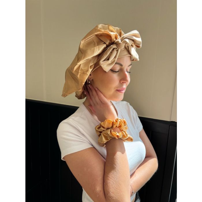 Bonnet en satin doré