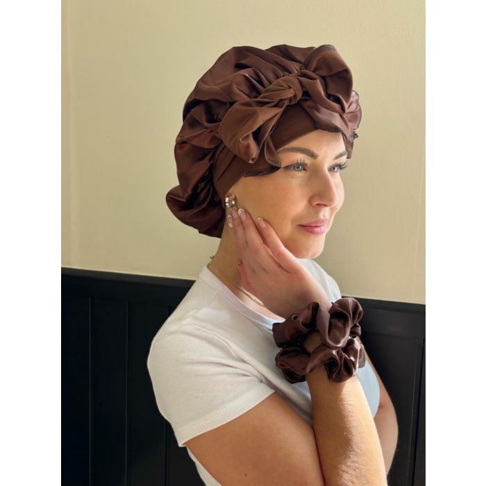 Bonnet en satin marron