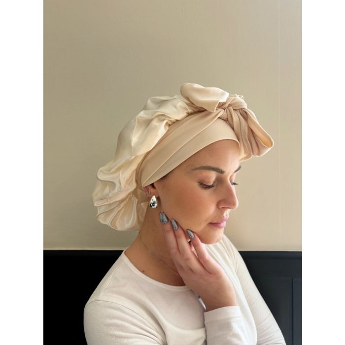 Bonnet en satin beige 