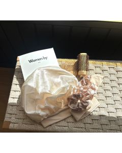 Bonnet en satin beige 