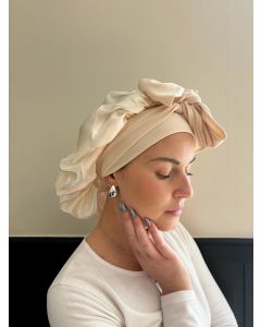Bonnet en satin beige 