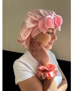 Bonnet en satin rose 
