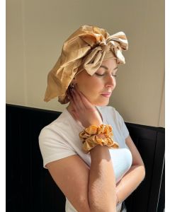 Bonnet en satin doré